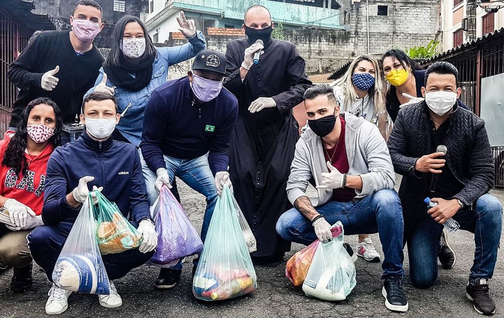 Padre Gean Medeiros, Cantor Christian Moraes e voluntarios da Ação Social