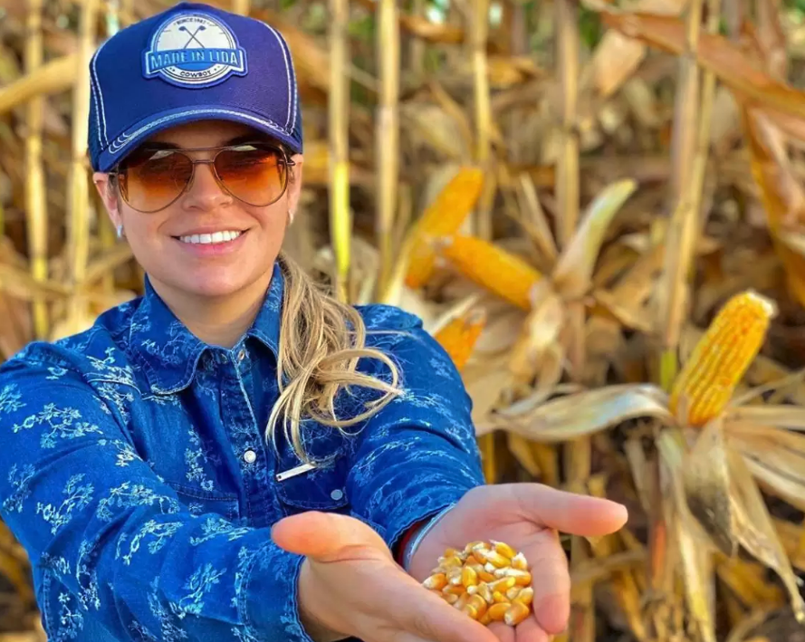 A Agro Influenciadora Michele Guizini tem se destacado nas redes sociais