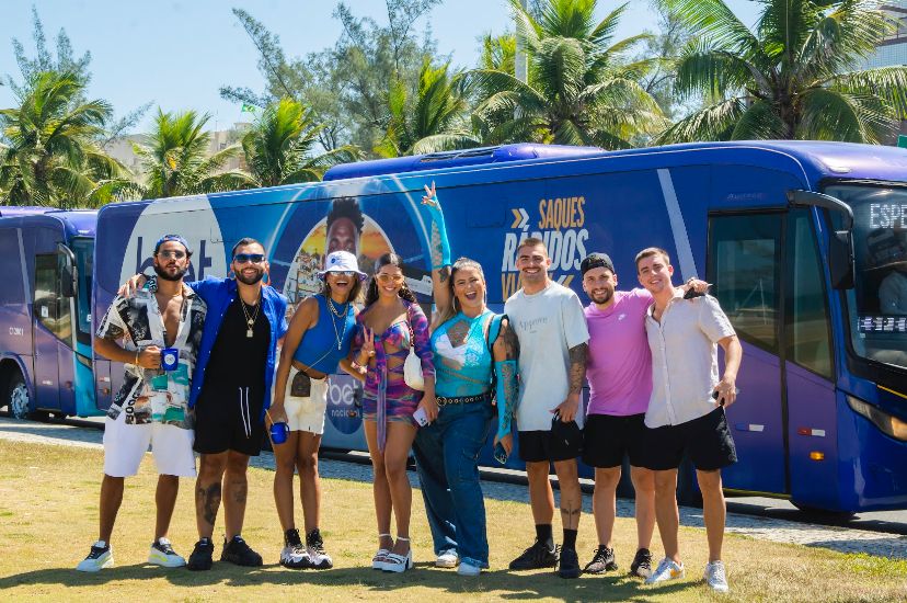 Da esquerda para a direita: Gabriel Fuentes, Jonathan Costa, Carol David, Maria, Tatah Favero, Ian Barcelos e amigos (Foto: Divulgação/ BET Nacional)